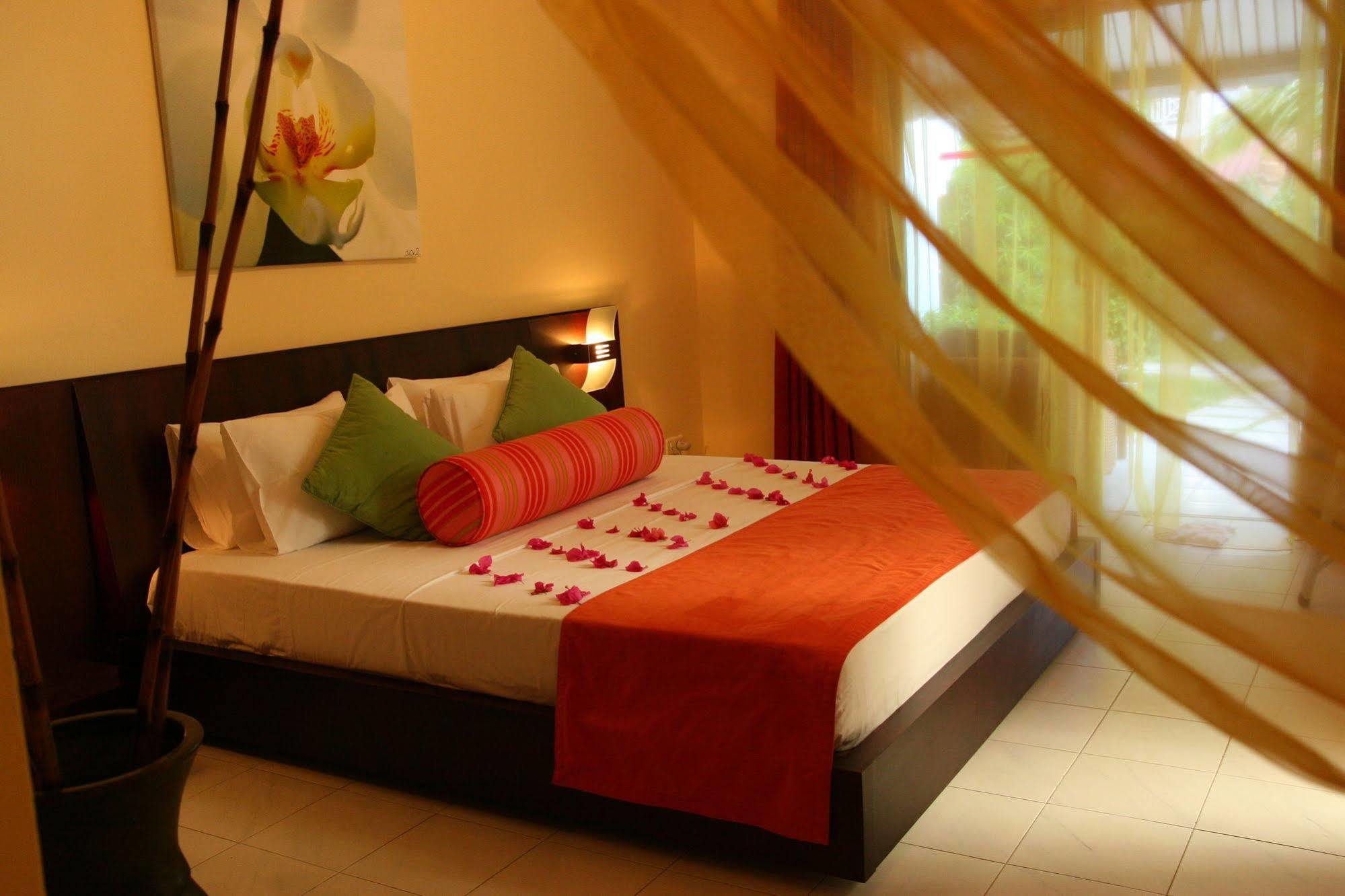Ocean Villas Hotel Grand Baie Exterior photo